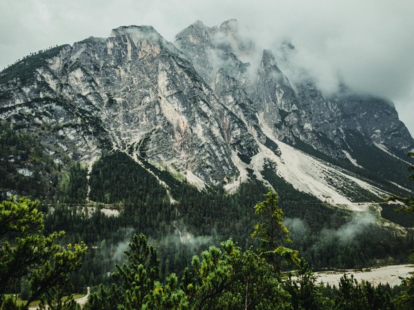 Wie kann man die perfekte Reisezeit für tropische Ziele ermitteln?